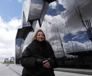 Zaha Hadid davanti al suo "Riverside Museum" a Glasgow.